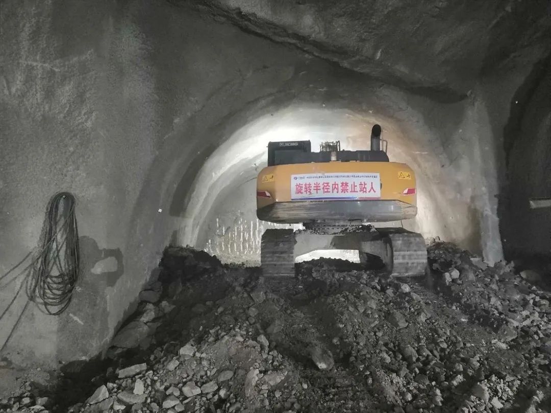 城軌快線27號線縉云山隧道施工迎來新進(jìn)展.jpg