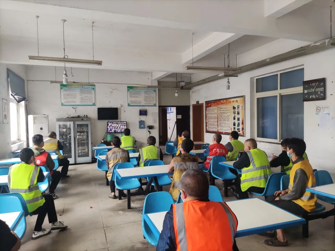 南涪公司一線在崗職工觀看開幕會1.jpg
