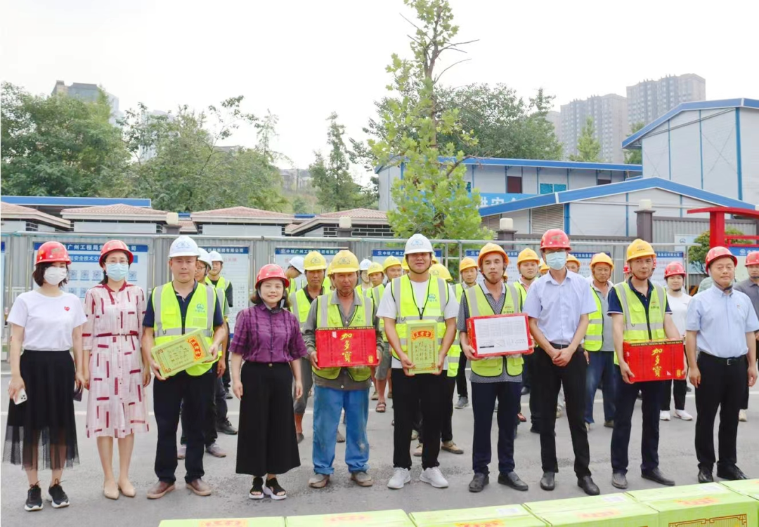 重慶交通開(kāi)投集團(tuán)財(cái)務(wù)總監(jiān)周俊勇深入城軌快線建設(shè)一線開(kāi)展高溫慰問(wèn)活動(dòng)5.png